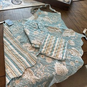 N/W Tags C&F Home 3 PSC reversible apron,pot holder and oven mitt set.